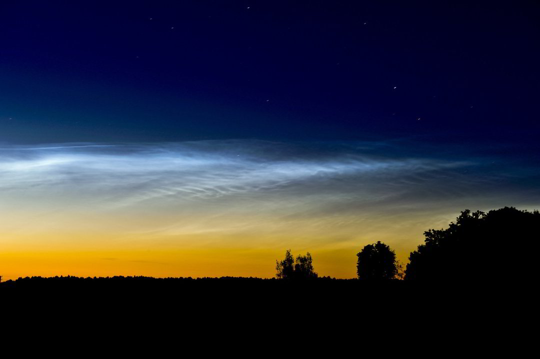 Sidabriškieji debesys susidaro mezosferoje, apie 80 km aukštyje, ir yra kiek panašūs į plunksninius debesis.<br>V.Ščiavinsko nuotr.