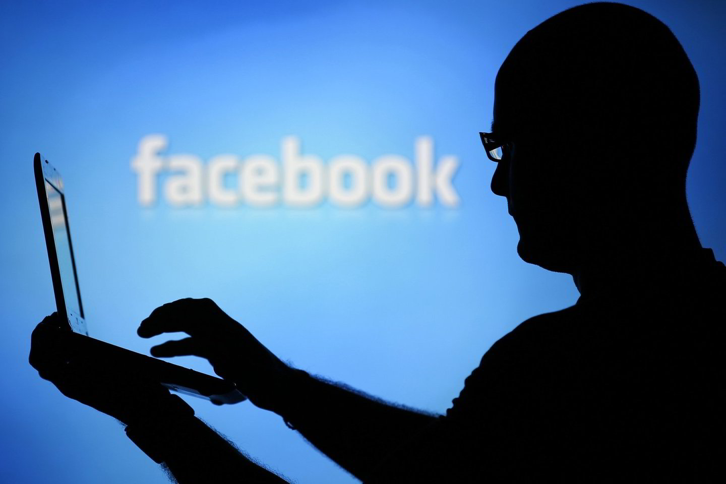 Bandydami prisijungti prie savo „Facebook“ paskyrų milijonai pasaulio gyventojų išvydo užrašą, kad svetainė neveikia.