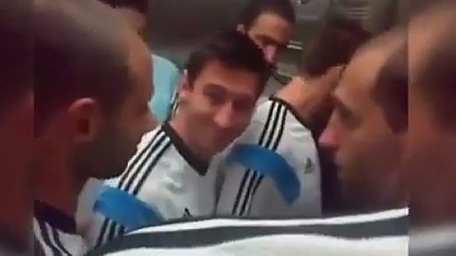 Į liftą su Argentinos žvaigždėmis patekęs fanas puolė filmuoti
