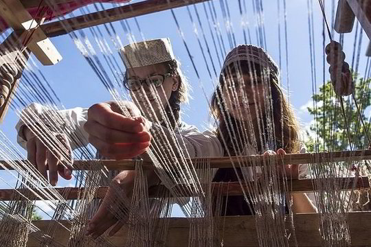 Žolynų turgus kvietė burtis ir mokytis pinti Joninių vainikus