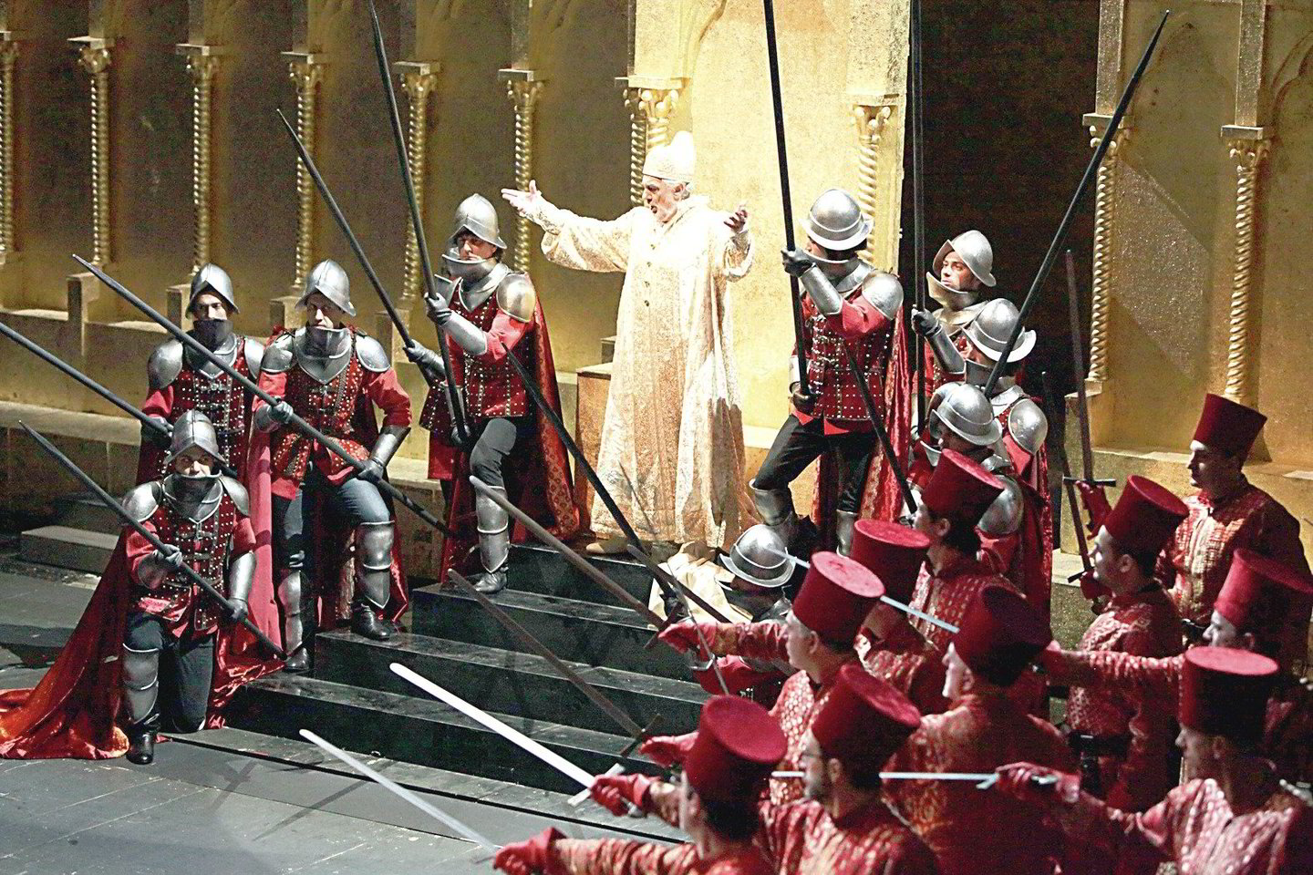 Net jeigu tokios žvaigždės kaip P.Domingo į operą pritraukia minias italų, teatrai be valstybės išsilaikyti nebesugeba.