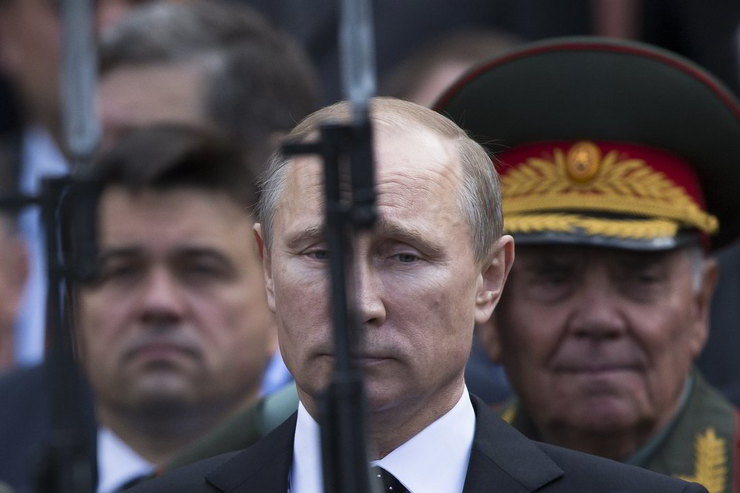 Patriotizmo bangos apimtas Vladimiras Putinas sekmadienį per ceremoniją padėjo gėlių ant nežinomo kareivio kapo.<br>AP nuotr.