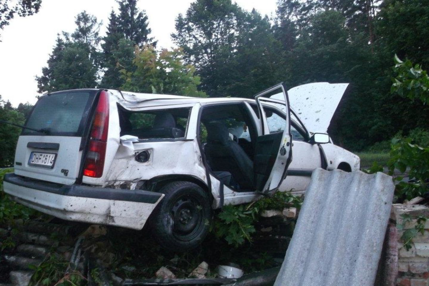 Ukmergės policija ieško vairuotojo, kuris sukėlė avariją, sužeidė du keleivius ir iš įvykio vietos paspruko.