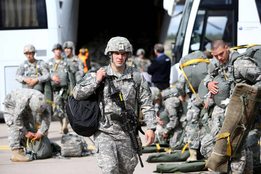 Lietuvoje nusileido Amerikos desantininkų pamaina