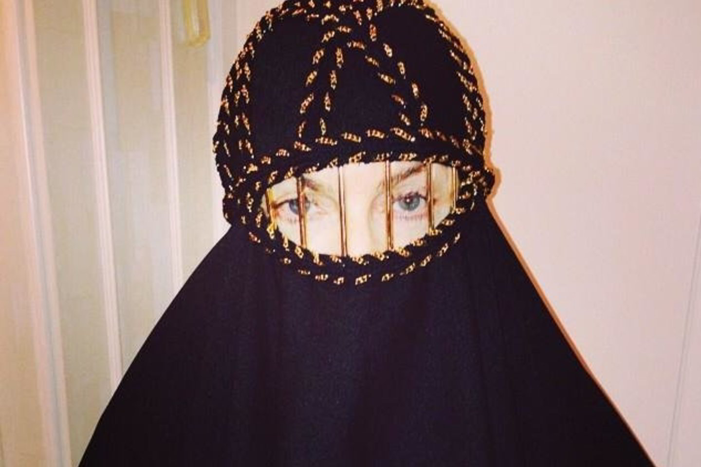 "Neatsiprašanti kalė", - taip šią savo nuotrauką pakomentavo Madonna.