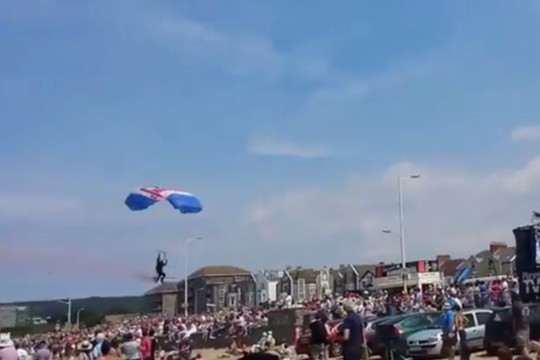 Aviacijos šventėje parašiutininkas nusileido ant 82 m. žiūrovės