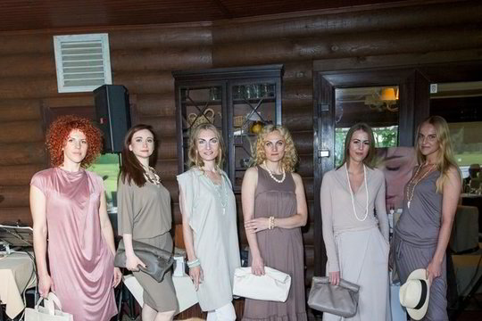 Golfo klubo aplinkoje pristatyta kolekcija jausmingai moteriai