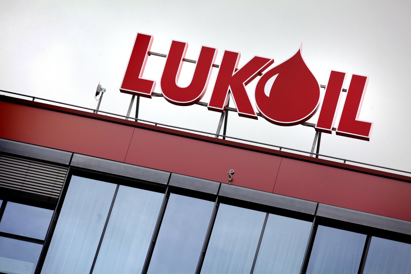 Visoje Ukrainoje įmonei "Lukoil" priklauso apie 250 degalinių, kuriose dirba apie 5 tūkst. žmonių.