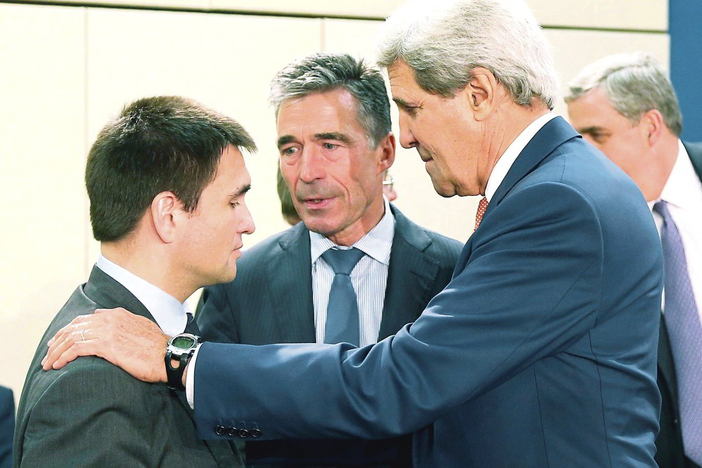 Ukrainos užsienio reikalų ministrą P.Klimkiną (kairėje) susitikime Briuselyje guodė NATO vadovas A.Foghas Rasmussenas bei JAV valstybės sekretorius J.Kerry ir žadėjo karinę paramą su separatistais nesusitvarkančiam Kijevui.