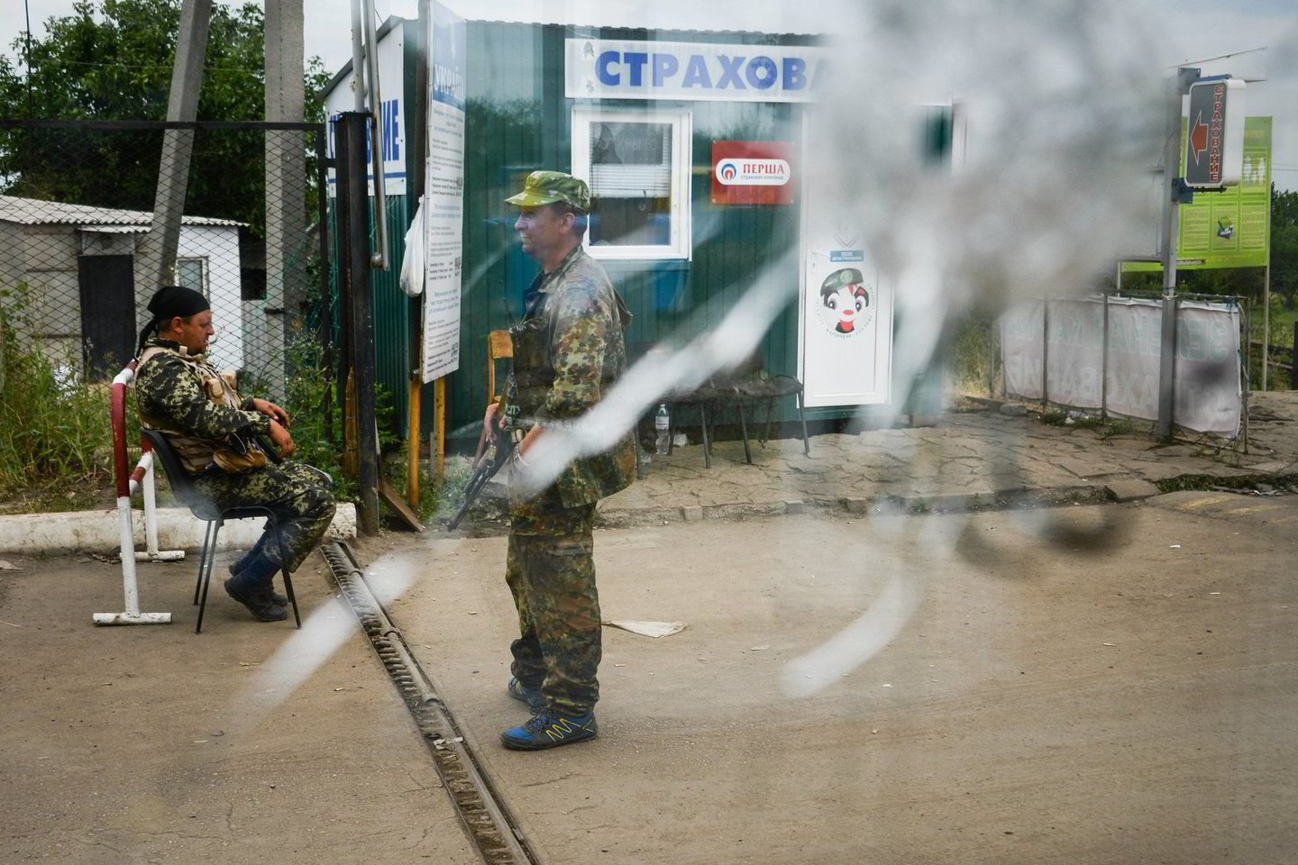 Dėl įkaitų iš ESBO paleidimo derėjosi Kijevo bei Maskvos vyriausybių atstovai, ESBO diplomatai ir separatistai.