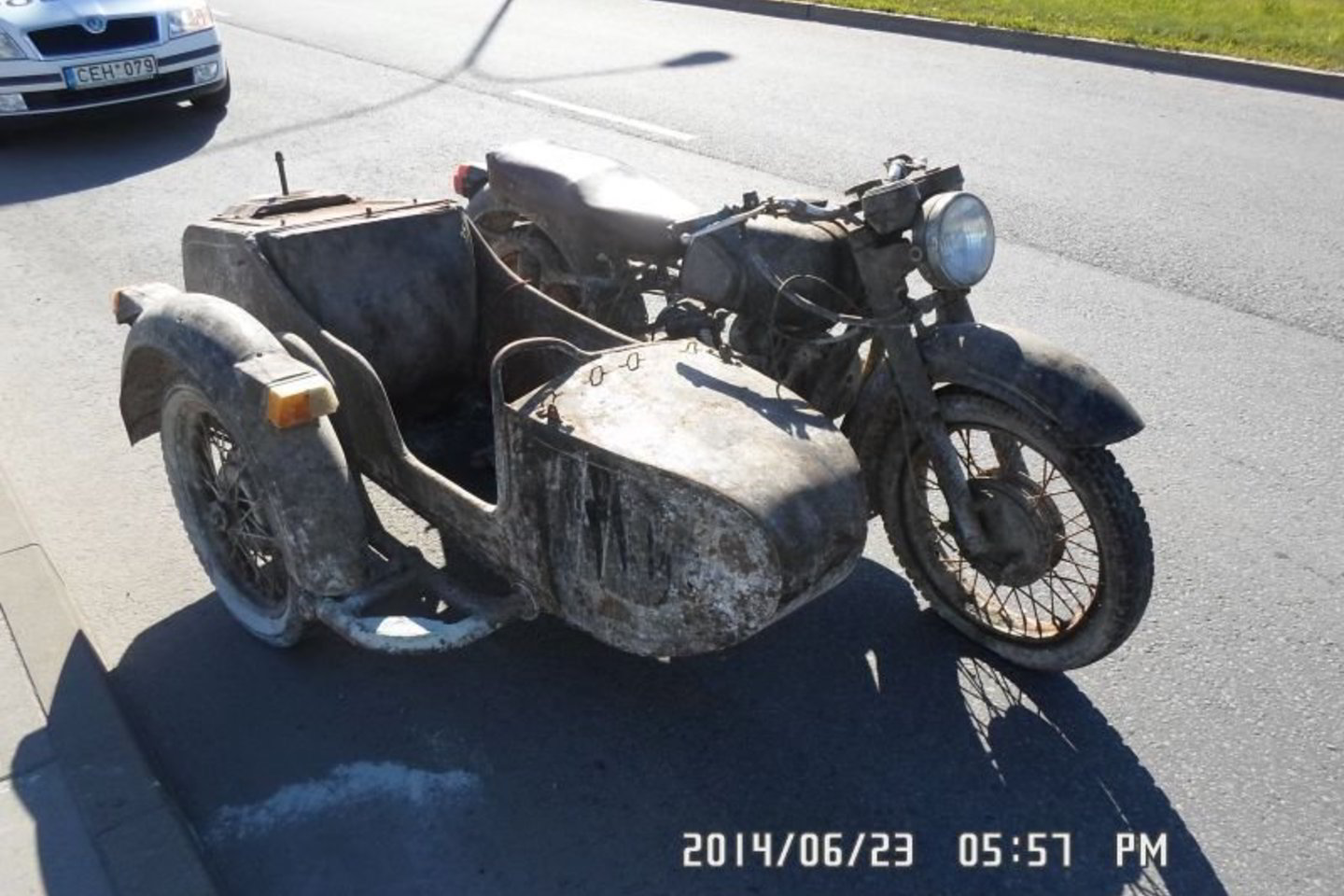 Šį motociklą bandyta pavogti.