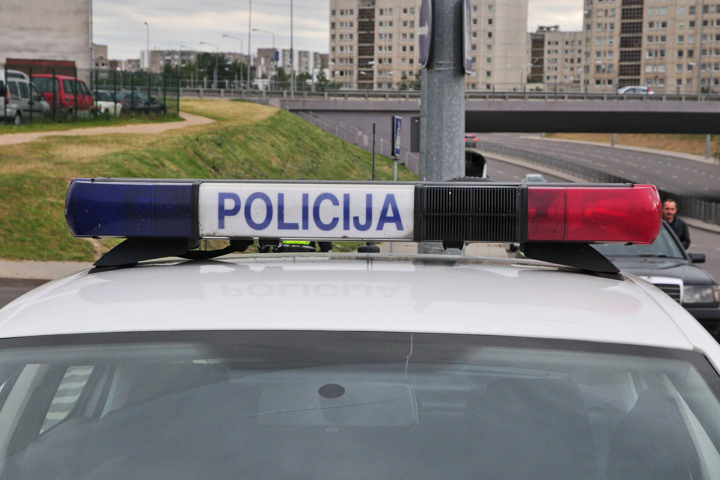 Vilniaus policija aiškinasi aplinkybes avarijos, per kurią sužalota moteris, o automobilis iš įvykio vietos nuvažiavo.
