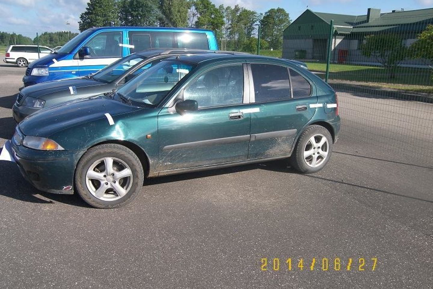 Automobilyje „Rover 220“ VSAT pareigūnai aptiko 3 tūkst. 990 pakelių cigarečių „Fest“.