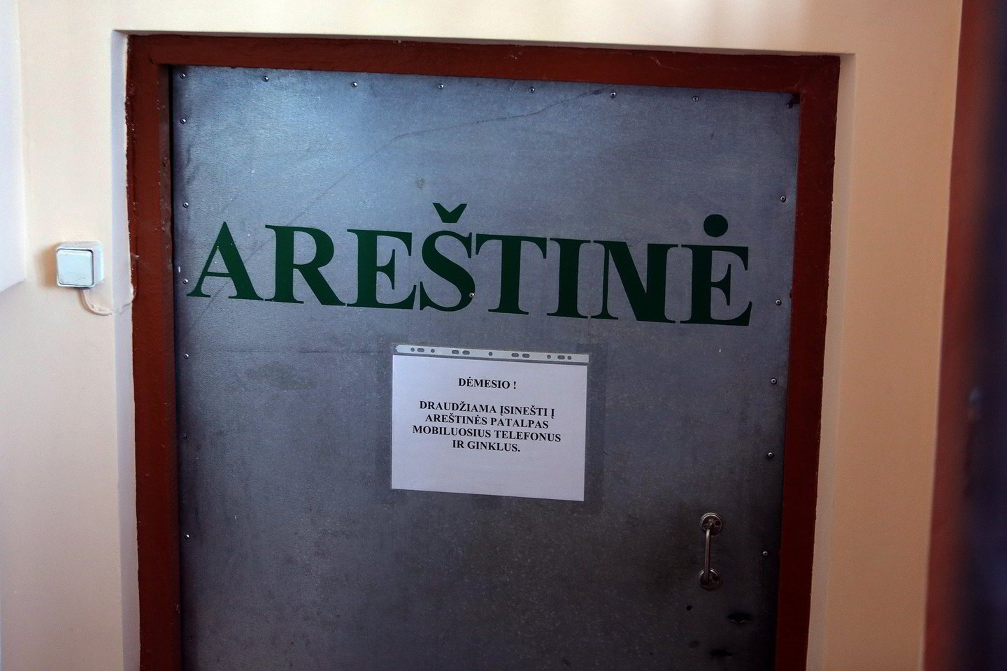 Numatoma įtvirtinti, kad suimtojo laikinas perkėlimas iš tardymo izoliatoriaus į policijos areštinę būtų galimas tik teismo nutartimi ir tik dėl bylų nagrinėjimo teisme.
