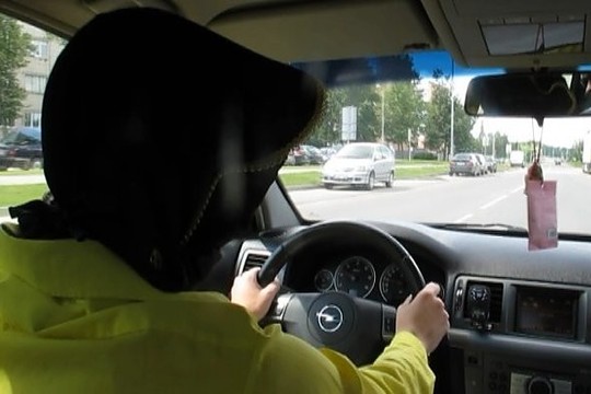 Jaunuolis po Rokiškį važinėjo su maišu ant galvos