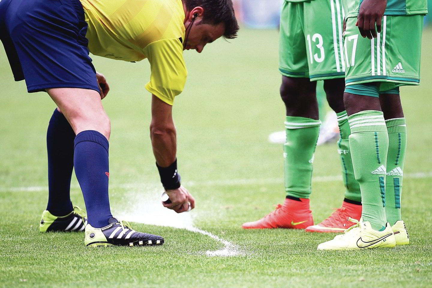 Brazilijoje teisėjai naudoja purškalą norėdami paženklinti 9 metrų atstumą nuo kamuolio iki futbolininkų sienelės.