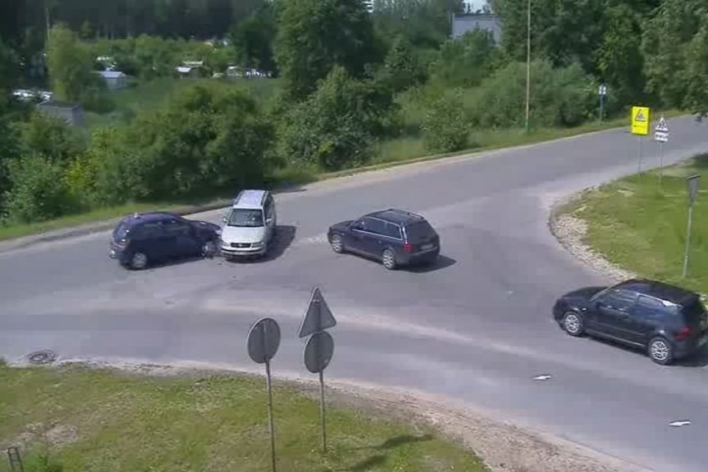 Vaizdo kameros Elektrėnuose užfiksavo mokomojo automobilio ir „Volkswagen“ susidūrimą.
