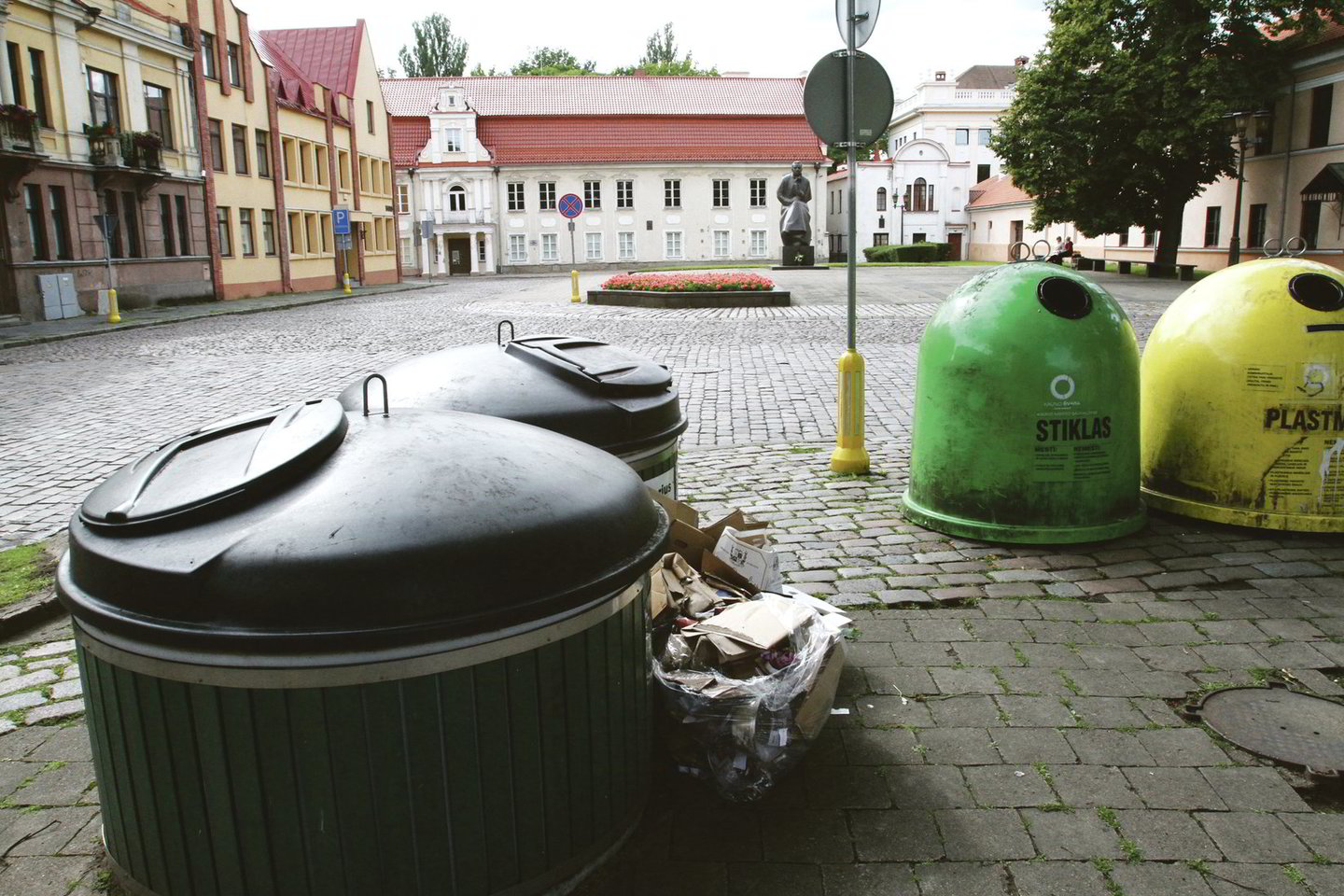 Rotušės aikštės prieigose po švenčių galima išvysti krūvas šiukšlių.