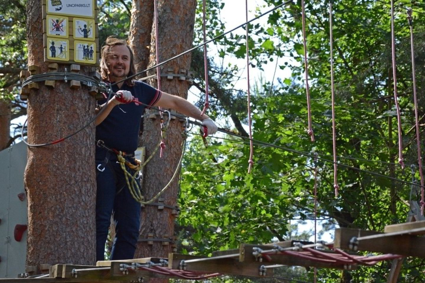 OKT / Vilniaus miesto teatro kolektyvas pramogavo nuotykių parke.
