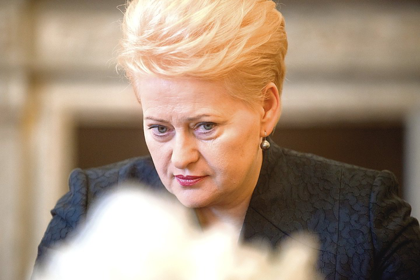 Antrajai kadencijai perrinktos prezidentės D.Grybauskaitės veide šypseną vis dažniau keičia rūstus žvilgsnis.