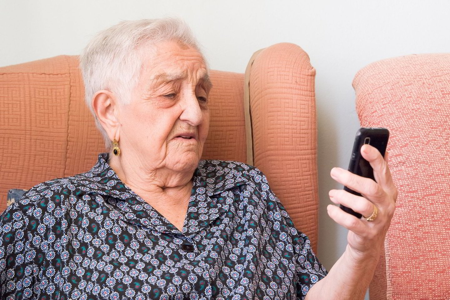 Išmanųjį telefoną Lietuvoje vyresnio amžiaus žmonės renkasi itin retai.