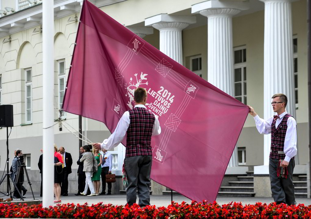 Dainų šventė oficialiai atidaryta vėliavos pakėlimu prie Prezidentūros.<br>V. Ščiavinsko nuotr.