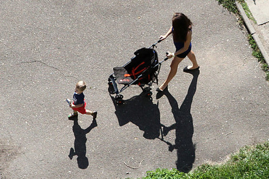 Gudravimas: tėvystės pašalpą gauna vyras, o vaiką prižiūri mama