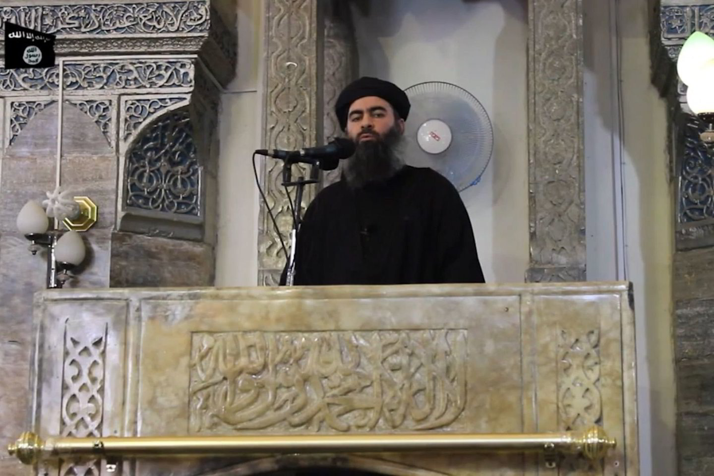Kalifu pasiskelbęs Abu Bakras al Baghdadi surengė precedento neturintį pasirodymą Irako Mosulo mieste.