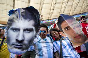 Vandalai prikišo nagus prie L. Messi skulptūros