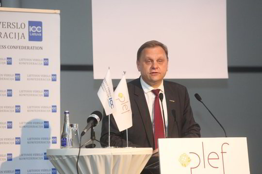 Iššūkis jaunimui: baigti vien aukštąjį mokslą nepakanka