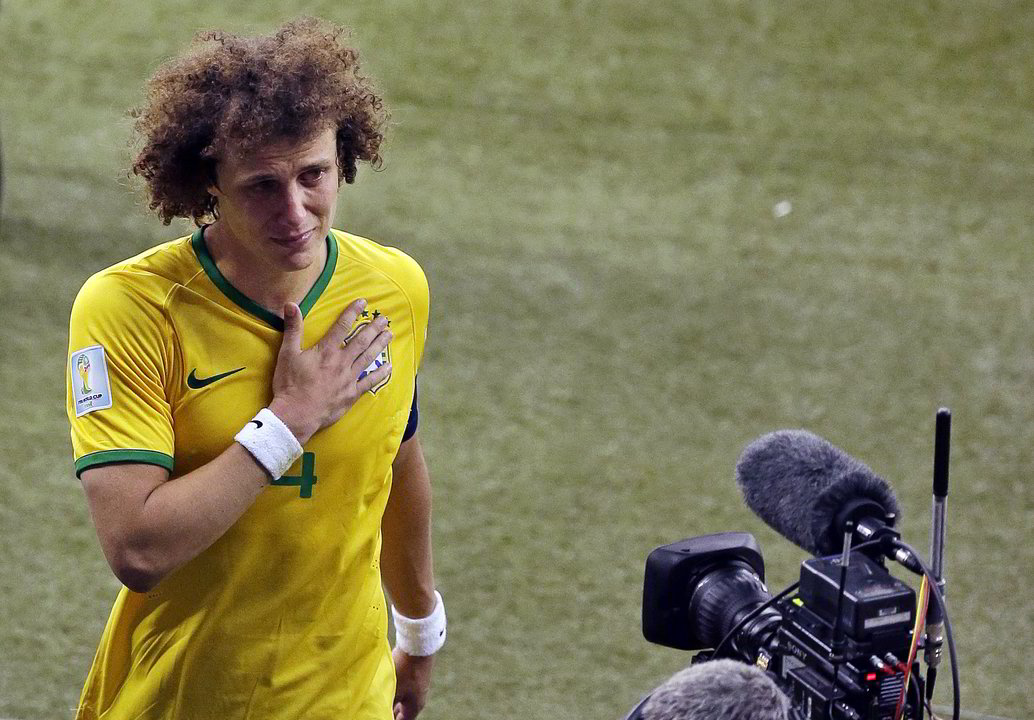 Po rungtynių Davidas Luizas atsiprašė Brazilijos ir tikino, kad viskas, ko norėjo komanda, buvo „matyti šypsenas žmonių veiduose“. Tačiau šventės futbolininkai nesukūrė.<br>AP nuotr.