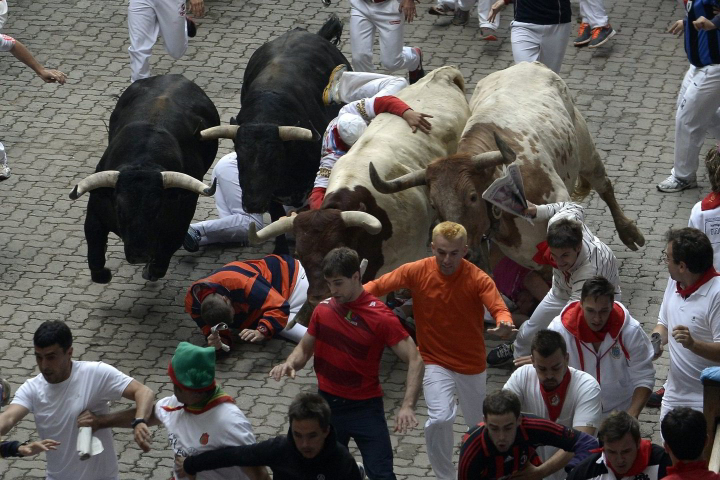 Pamplonoje buliai persmeigė du bėgikus<br>Reuters nuotr.