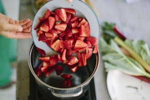 Beatos Nicholson uogienė su braškėmis ir rabarbarais (receptas)