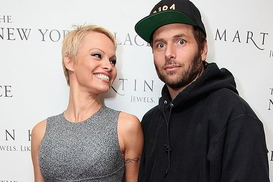 Didžiakrūtė Pamela Anderson parašė eilėraštį apie skyrybas