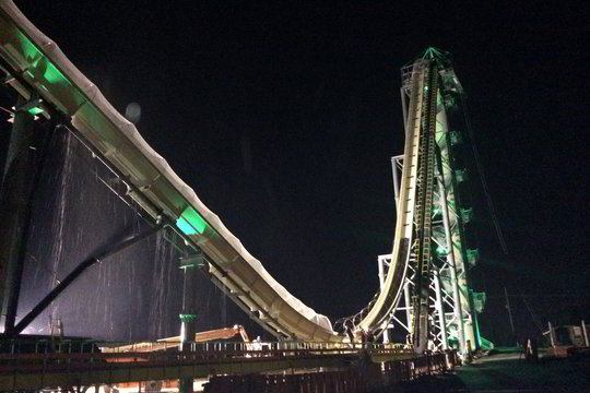 Pusės kilometro aukščio vandens čiuožykla žavi drąsuolius