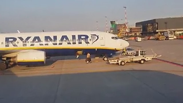 Nufilmuota, kaip lyg šiukšlės mėtomas „Ryanair“ keleivių bagažas