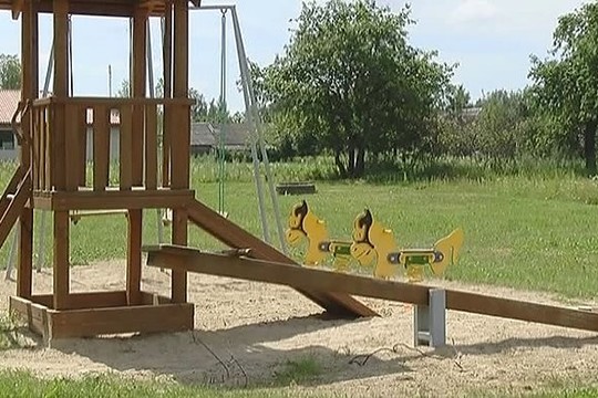 Rokiškyje girtaujančios motinos kūdikį užmušė nukritusi spinta