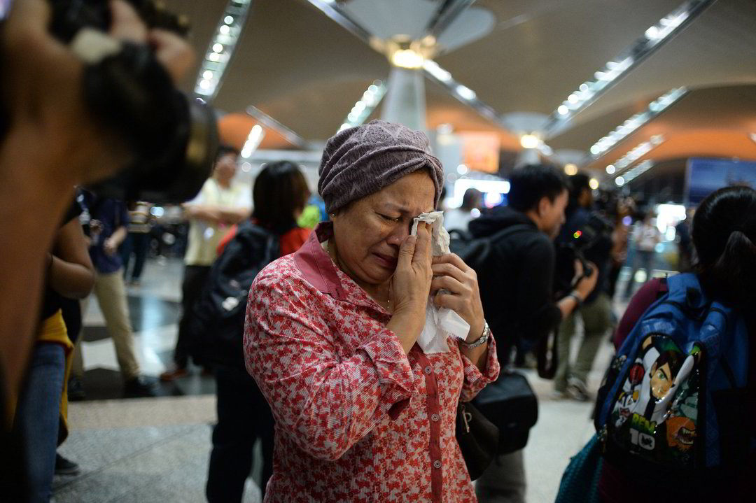 Amsterdamo ir Kvala Lumpūro oro uostose - artimųjų netekusių žmonių šokas ir ašaros.<br>AP nuotr.