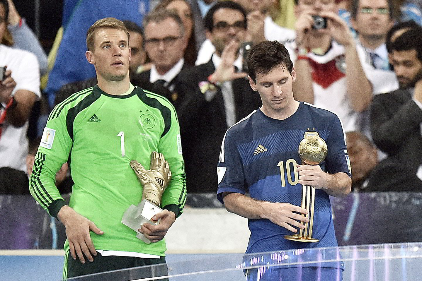 Vokietijos rinktinės vartininkas M.Neueris ir Argentinos rinktinės kapitonas L.Messi pateko tarp dešimties kandidatų, kurie varžysis dėl geriausio 2013-2014 m. Europos futbolininko vardo.<br>AP nuotr.