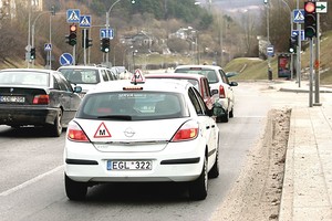 Jaunimą vairuoti mokantys giminaičiai - dar baisesni vairuotojai