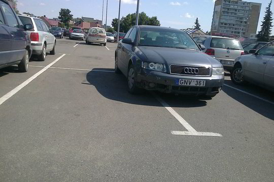 Vaizdas Kaune: apšepęs automobilis neišsiteko aikštelėje