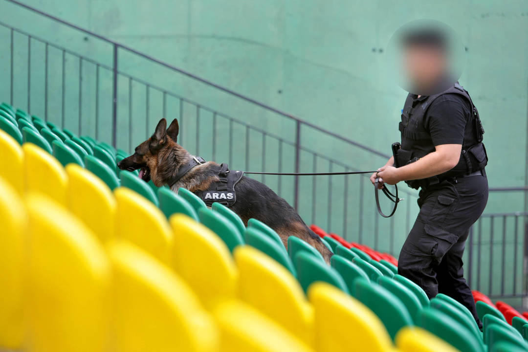 Antradienį "Aro" išminuotojai su specialiai dresuotų sprogmenis aptikti tarnybiniu šunimi patikrino LFF stadioną, kuriame ir vyks Lietuvos ir Kroatijos futbolo komandų susitikimas.<br>V.Balkūno nuotr.