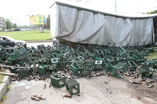 Kaune ant tilto pabiro alaus buteliai