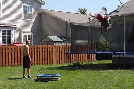 Ar esate matę beprotiškesnį metimą į krepšį?