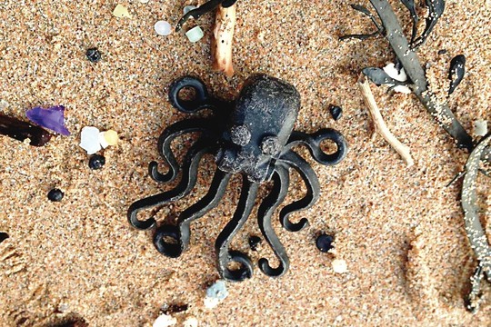 Britų paplūdimyje – lego detalių medžioklė