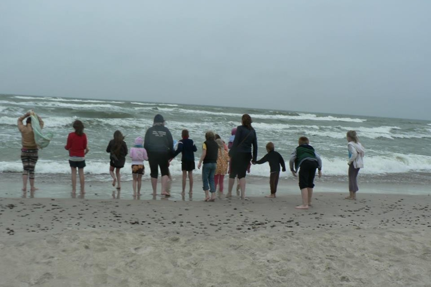 Didžiausią įspūdį vaikams paliko jūra. Nors oras buvo žvarbus, vėjas stiprus, bangos aukštos, vaikų veidai tiesiog švytėjo.<br>„Caritas“ nuotr.