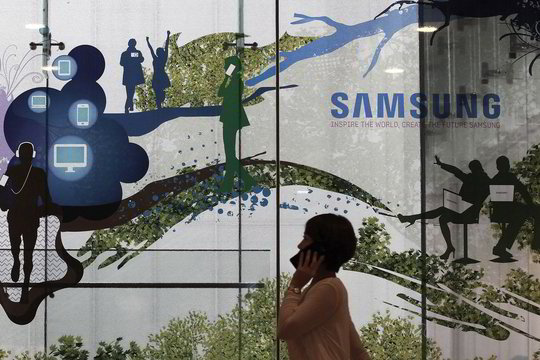 „Samsung“ pelnas susitraukė penktadaliu