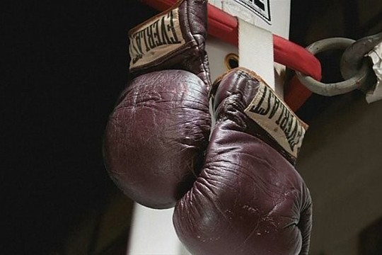 Aukcione parduotos M. Ali pirštinės iš „Amžiaus dvikovos“