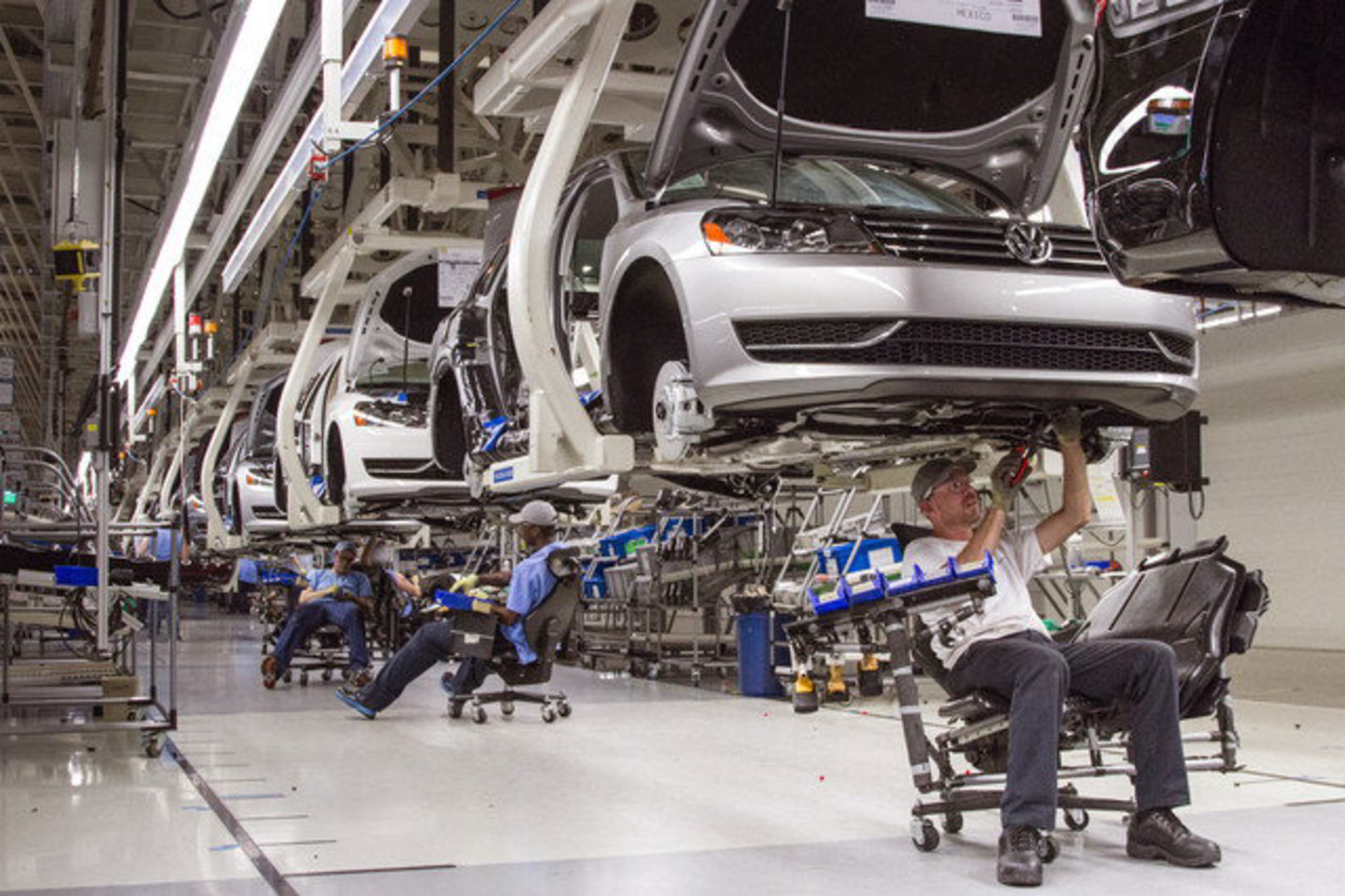 „Volkswagen“ jau pranešė apie pardavimo rodiklių Rusijoje sumažėjimą.<br>AP/Scanpix nuotr.