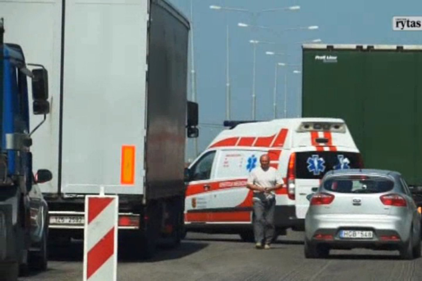 "Via Baltica" remontuojantys kelininkai dienomis visiškai uždaro eismą ir nusidriekia milžiniškos spūstys.